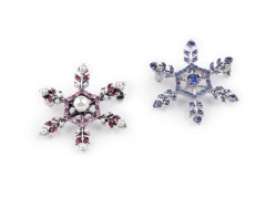                              Bross hópihe csiszolt kövekkel Kitűzők, Brossok
